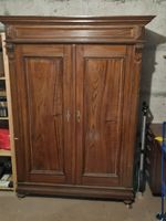 Armoire ancienne en bois massif, deux portes, bon état
