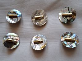 6 Stück besondere Perlmuttknöpfe, 30 mm.