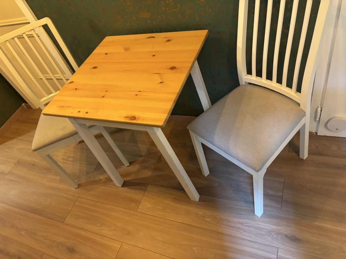 Ikea Set de table et chaises: Küchentisch mit 2 Stühlen von IKEA – D'occasion à Trimbach par fis_8vmq