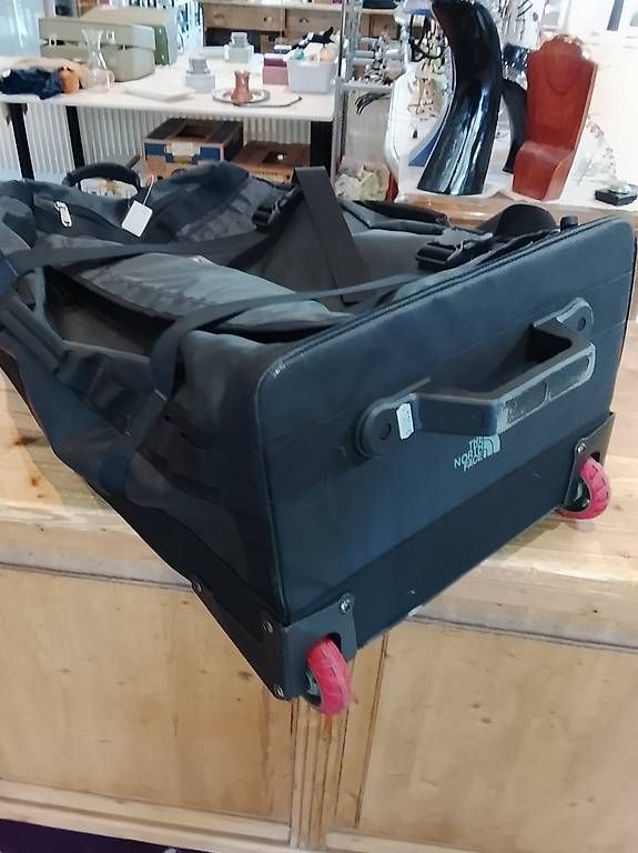 North Face Taschen: North Face Reisetasche mit Rollen – Gebraucht aus Neuhausen am Rheinfall von galleria13 4