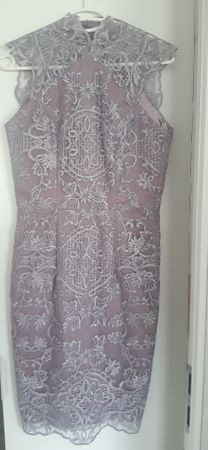 Elegantes Spitzenkleid in Lila