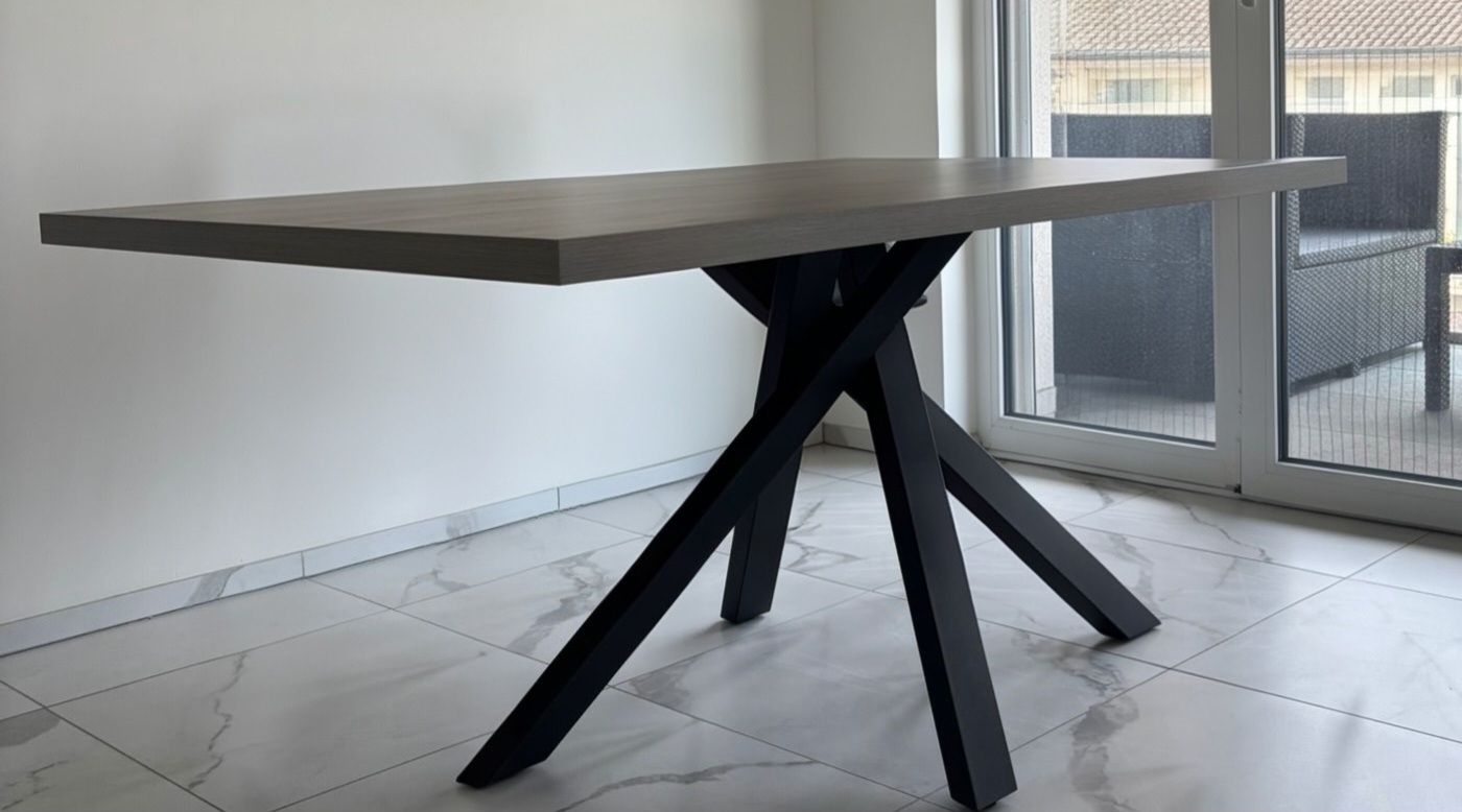 Tavoli: Modern Dining Table - Grey Wood, Black Legs – Usato da Balerna venduto da Gabriele.R