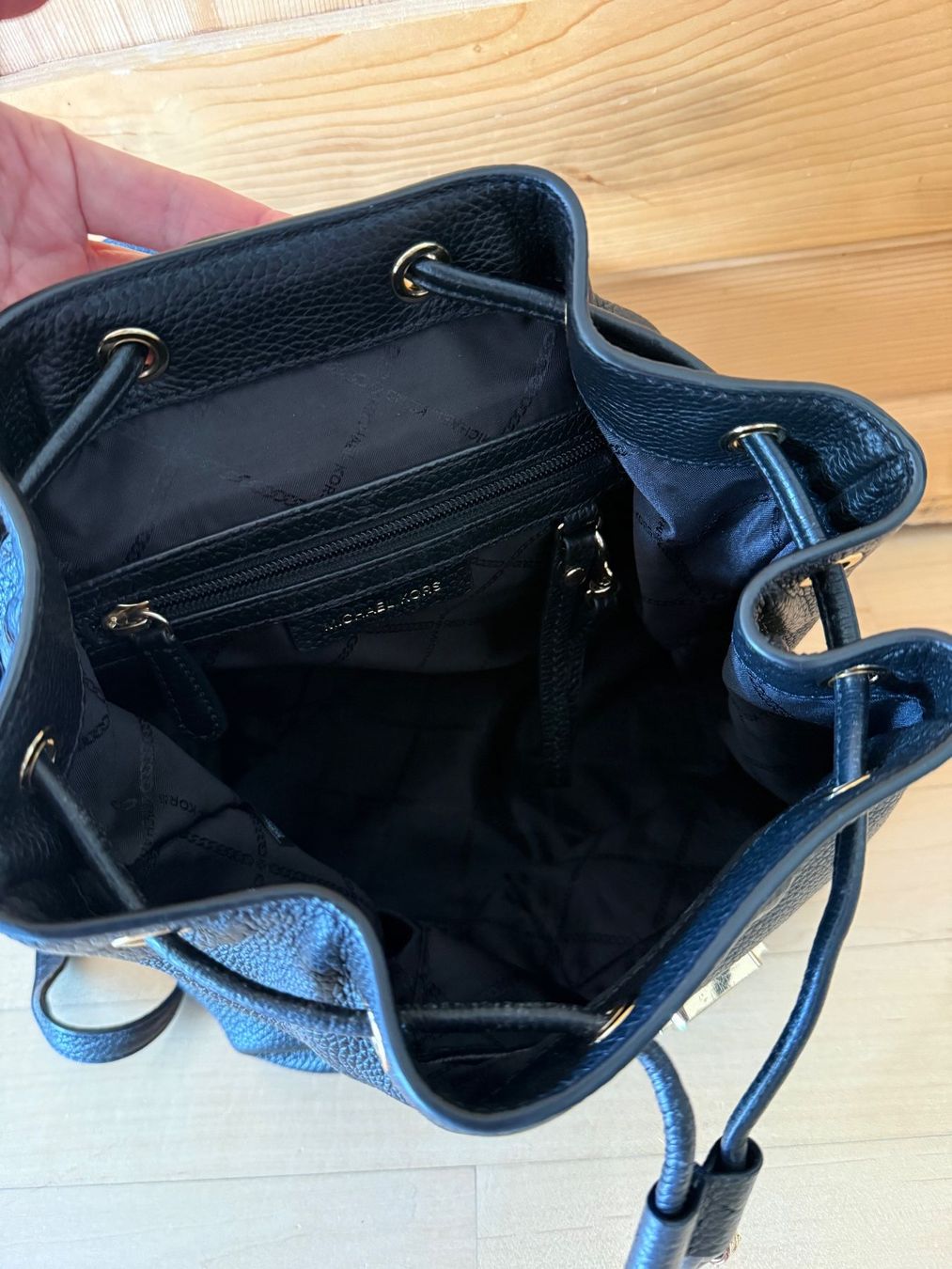 Michael Kors Zaini: Michael Kors Leder Rucksack schwarz – Usato da Uster venduto da Schangnau87 8
