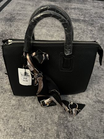 Schwarze Damenhandtasche mit Tuch neuwertig