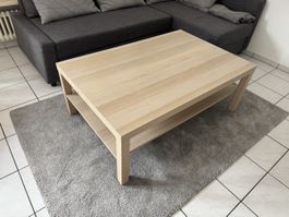 Couchtisch aus hellem Holz mit Ablage, schlicht & modern.
