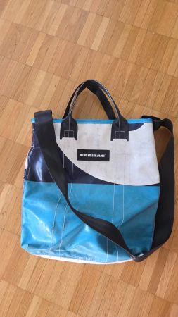 Freitag F202 LELAND Shopper Crossbody Bag – Blau/Cyan/Weiss