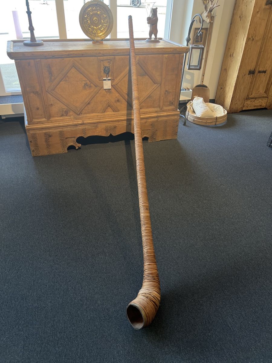 Strumenti musicali: Museales antikes Alphorn – Usato da Gossau SG venduto da Keller-Antiques