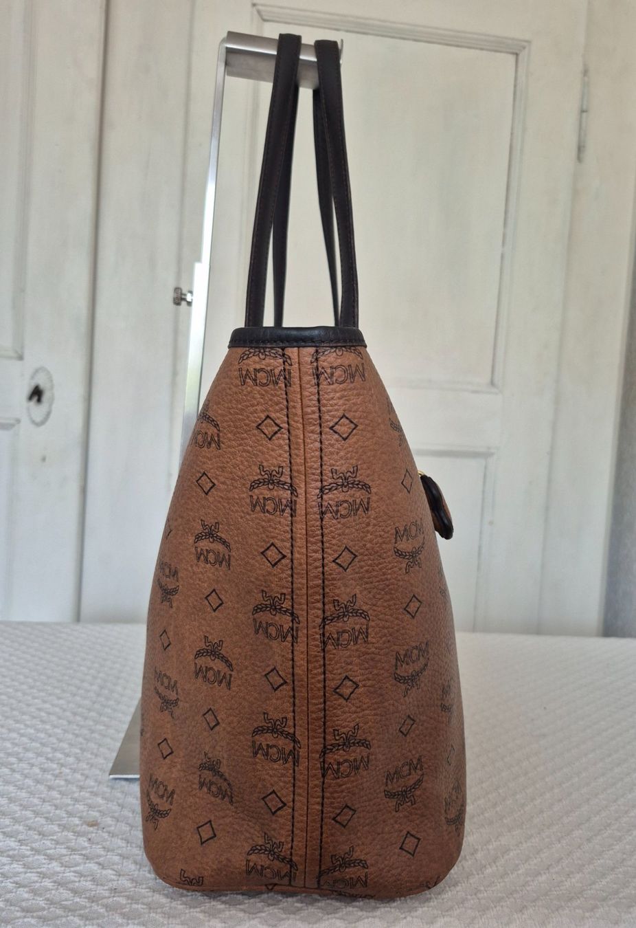 Mcm Borse da donna: MCM Shopper Size M, mit Dogbone-Anhänger – Usato da Dottikon venduto da Pega7 5