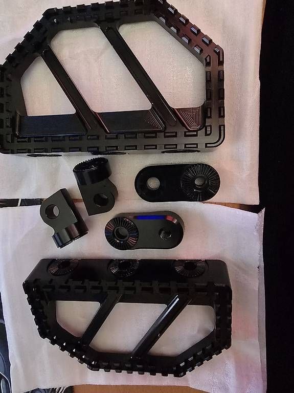 Tutti i ricambio per moto: Harley Trittbretter CNC – Usato da Biel-Benken BL venduto da Tizi218 2