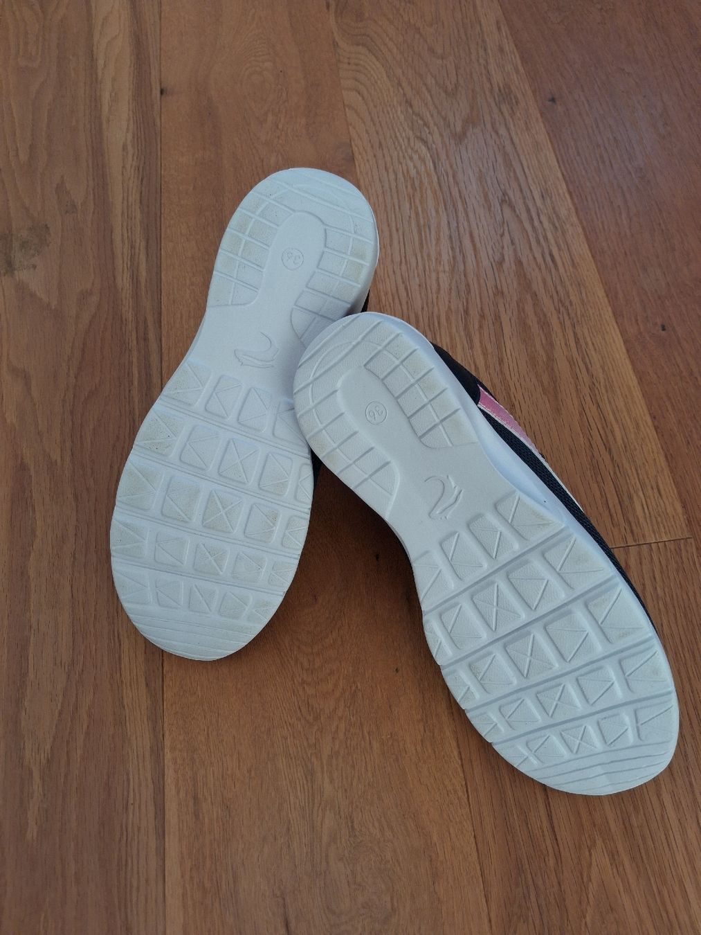 Scarpe per ragazze:  Neue Kinder Turnschuhe, Gr. 36,  – Nuovo (secondo la descrizione) da Roggliswil venduto da buechi82 1