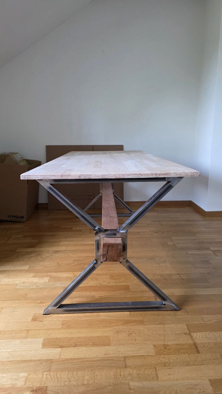 Tische: Massiver Holztisch einzigartiges Design – Gebraucht aus Zollikofen von martino05