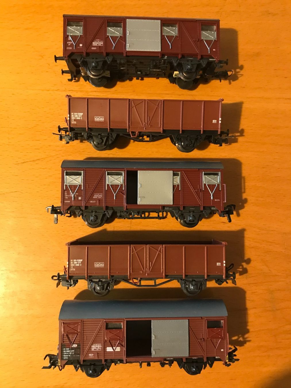 Modellini di ferrovie: 5x SBB Güterwagen 1x mit Schweizer Schlusslaterne – Usato da Luzern venduto da mey_s13 1