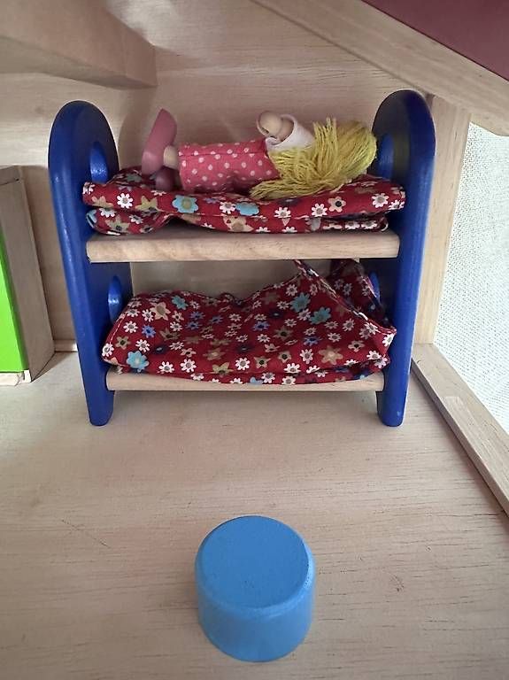 Modellbausätze & Standmodelle: Wunderschönes Holzpuppenhaus – Gebraucht aus Wädenswil von kostyuna 4