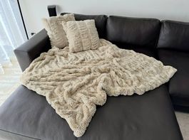 Überwurf mit zwei Kissen aus Kunstfell 