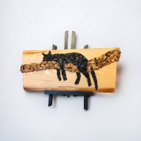 Härzige Katze auf Baum. Handgefertigtes Bild, Mosaik