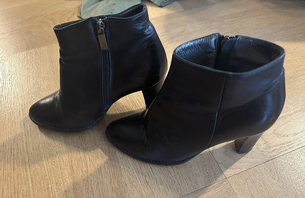 Scarpe da donna: Bottines à talons Navyboot 36 – Usato da Genève venduto da Mayatatiana