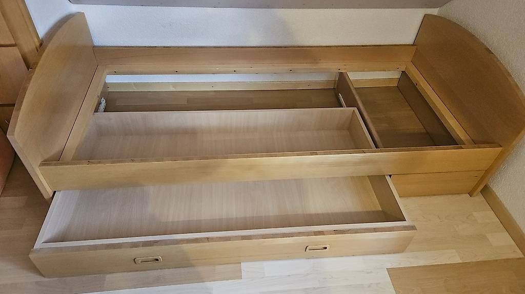 Betten: Ensemble pour chambre avec lit, bureau, table de nuit. Hêtre – Gebraucht aus La Tour-de-Treme von Vincentg 1