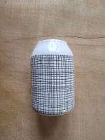 Hübsche weisse Vase mit schwarzem Linienmuster, Steingut