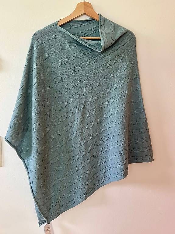 Autres vêtements femmes: NEU Strickponcho – Neuf avec emballage d'origine à Luzern par HeleneXX