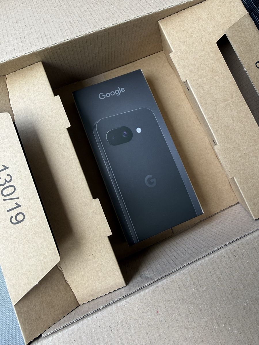 Google Telefoni cellulari / Smartphones: Google Pixel 9a 128 GB Obsidian / neu, ungeöffnet – Nuovo e nell'imballaggio originale da Ostermundigen venduto da airline-trolley 3