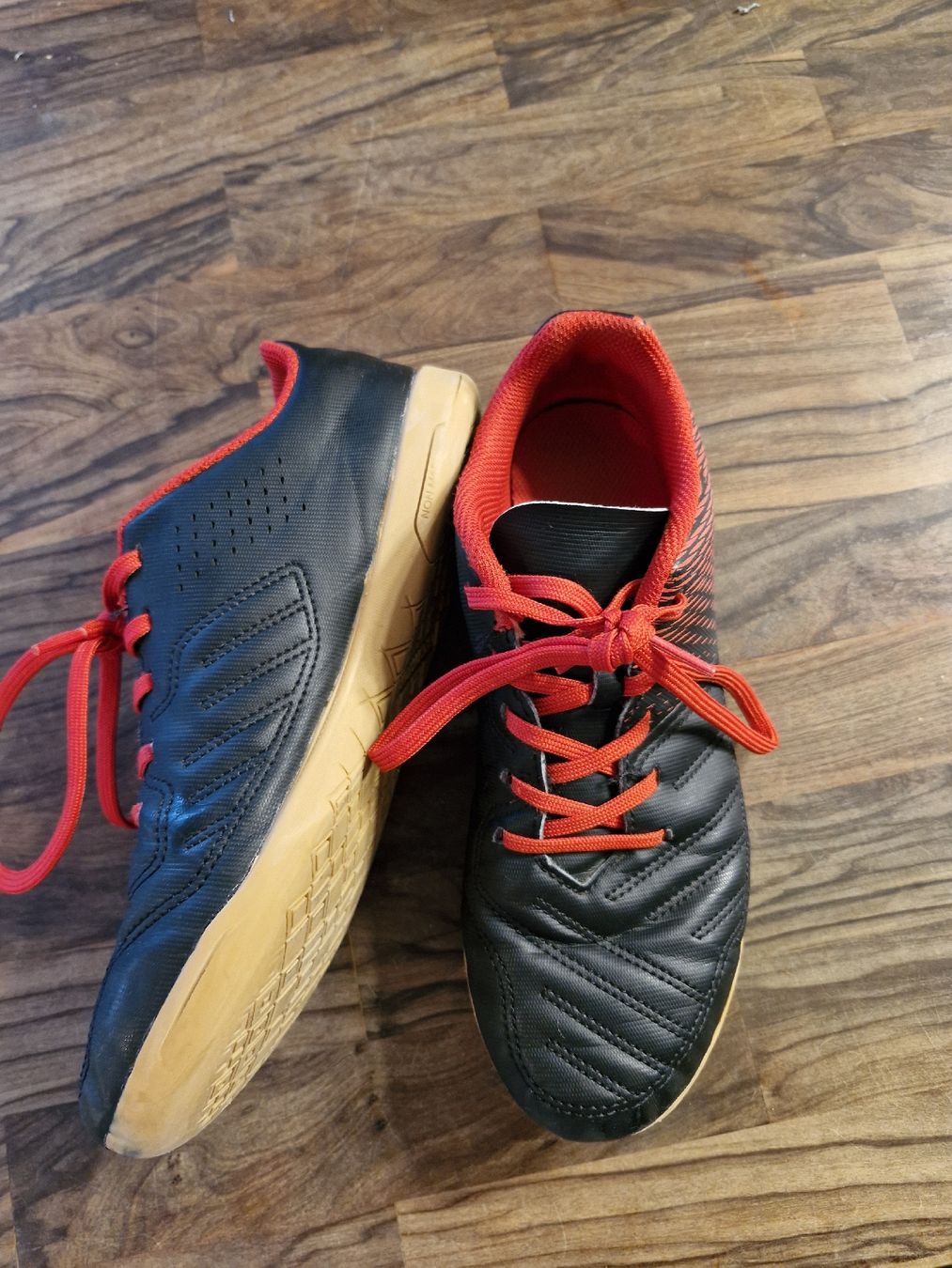Decathlon Scarpe per ragazzi: Fussball/Hallenschuhe gr. 38 – Usato da Biberist venduto da Bonduelle 1