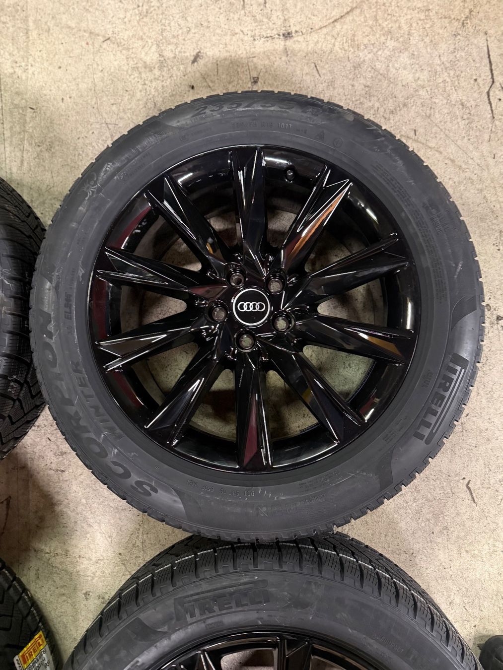 Audi Pneumatici & Ruote complete: Originale Audi Q4 E-tron Winterräder 19zoll Neu – Nuovo e nell'imballaggio originale da Gerlafingen venduto da Pneu-Puric 1