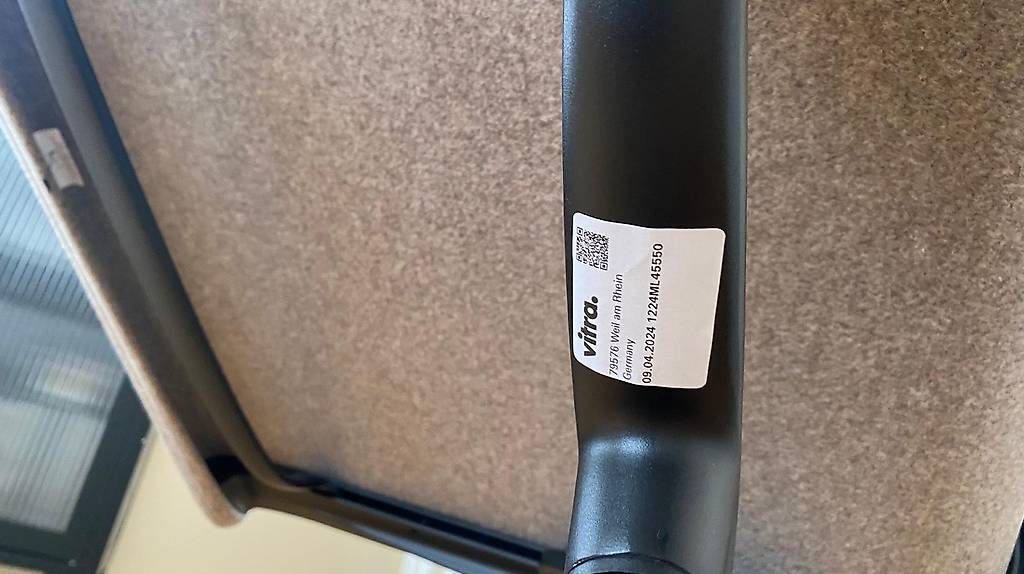 Vitra Sedie: Vitra Eames Soft Pad Chair EA208 – Usato da Bassersdorf venduto da ZentnerM 3