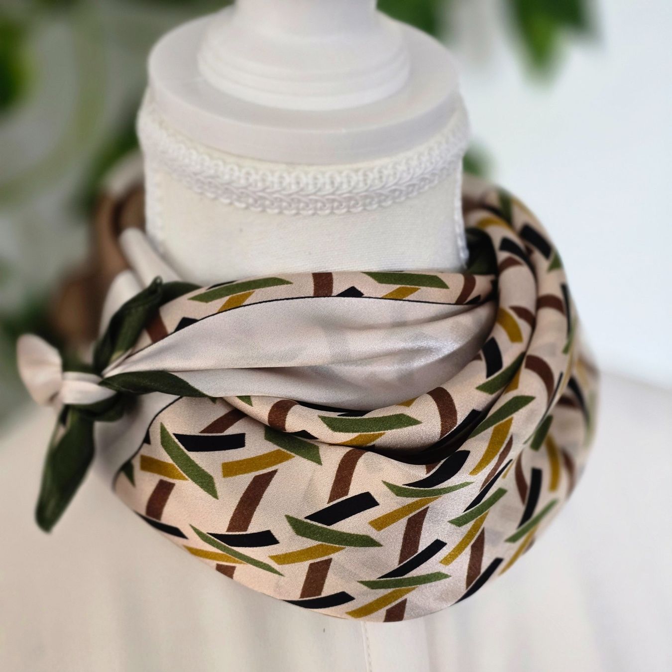 Foulard & Sciarpe: New 68cm Seidentuch, Geometric Pattern Green Silk Scarf – Nuovo e nell'imballaggio originale da Baar venduto da virginiablossoms 9
