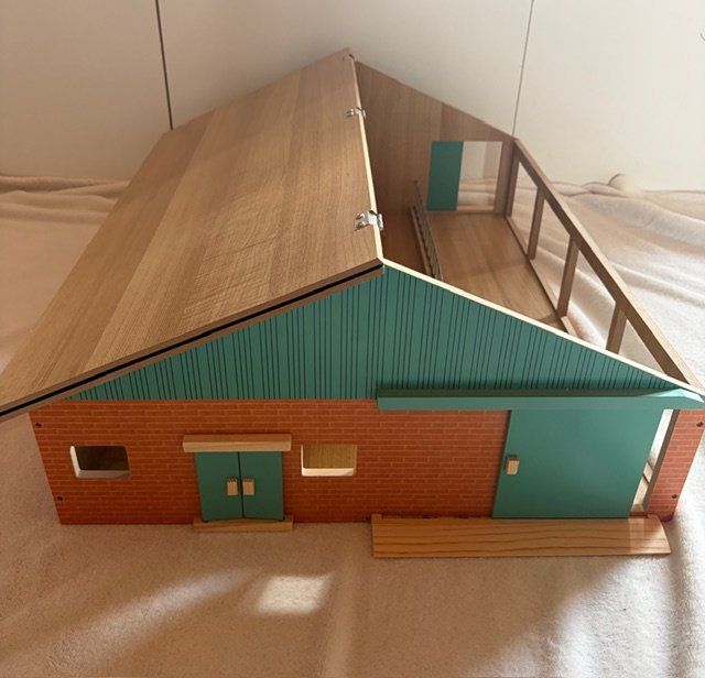 Giocattoli: Kuhstall aus Holz mit Liegeboxen – Usato da Wislikofen venduto da Lioke 1