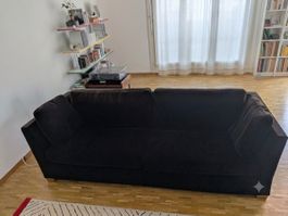 Canapé trois places velours noir pieds en bois clair