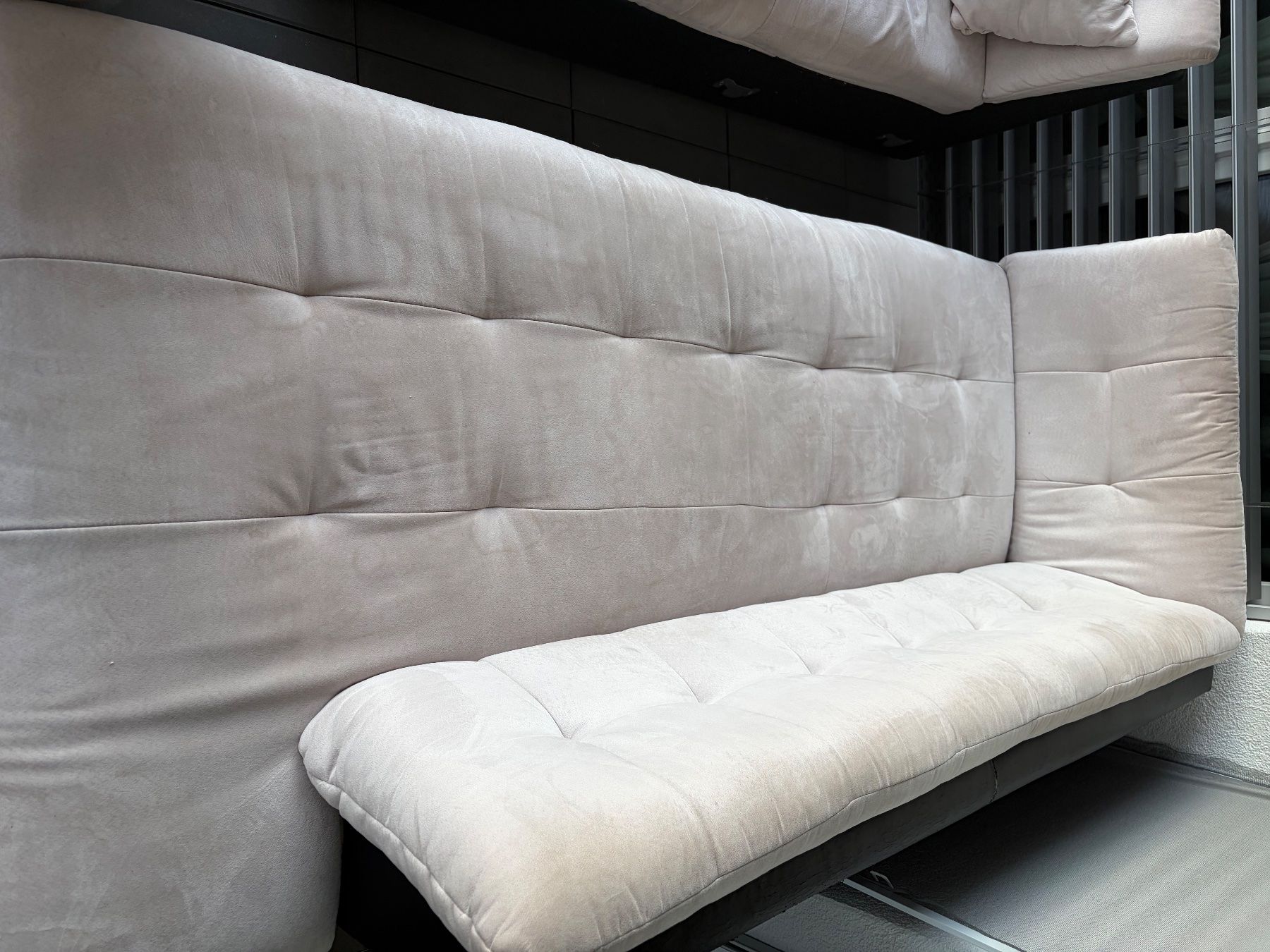 Conforama Divani: Beiges Sofa mit schwarzem Ledergestell, gebraucht. – Usato da Seuzach venduto da Saui88 5
