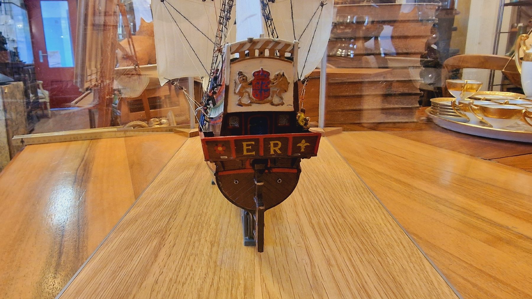 Kit di modellismo & Modellini statici: Schönes Modellschiff Golden Hind mit Vitrine – Usato da BERN venduto da Intarsia 4