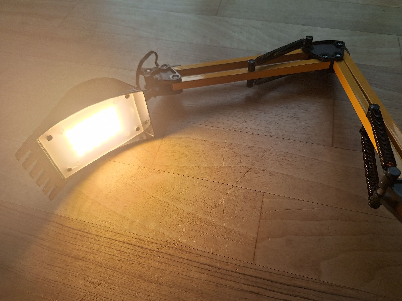 Micasa Lampade: Tischleuchte Bagger Design gelb schwarz – Usato da Affeltrangen venduto da Salz-Pfeffer 3