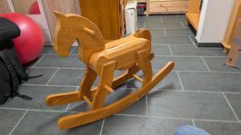 Schaukelpferd aus Holz massiv, gebrauchter Zustand