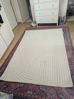 Beiger Teppich sucht ein neues Zuhause
