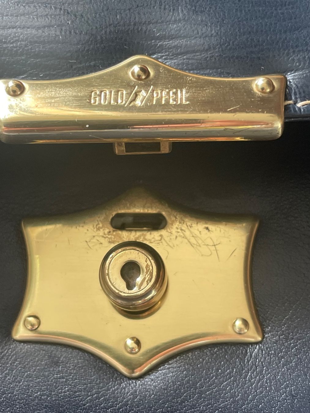 Borse da donna: Vintage Goldpfeil Tasche dunkelblau – Usato da Bern venduto da Rigoler 9