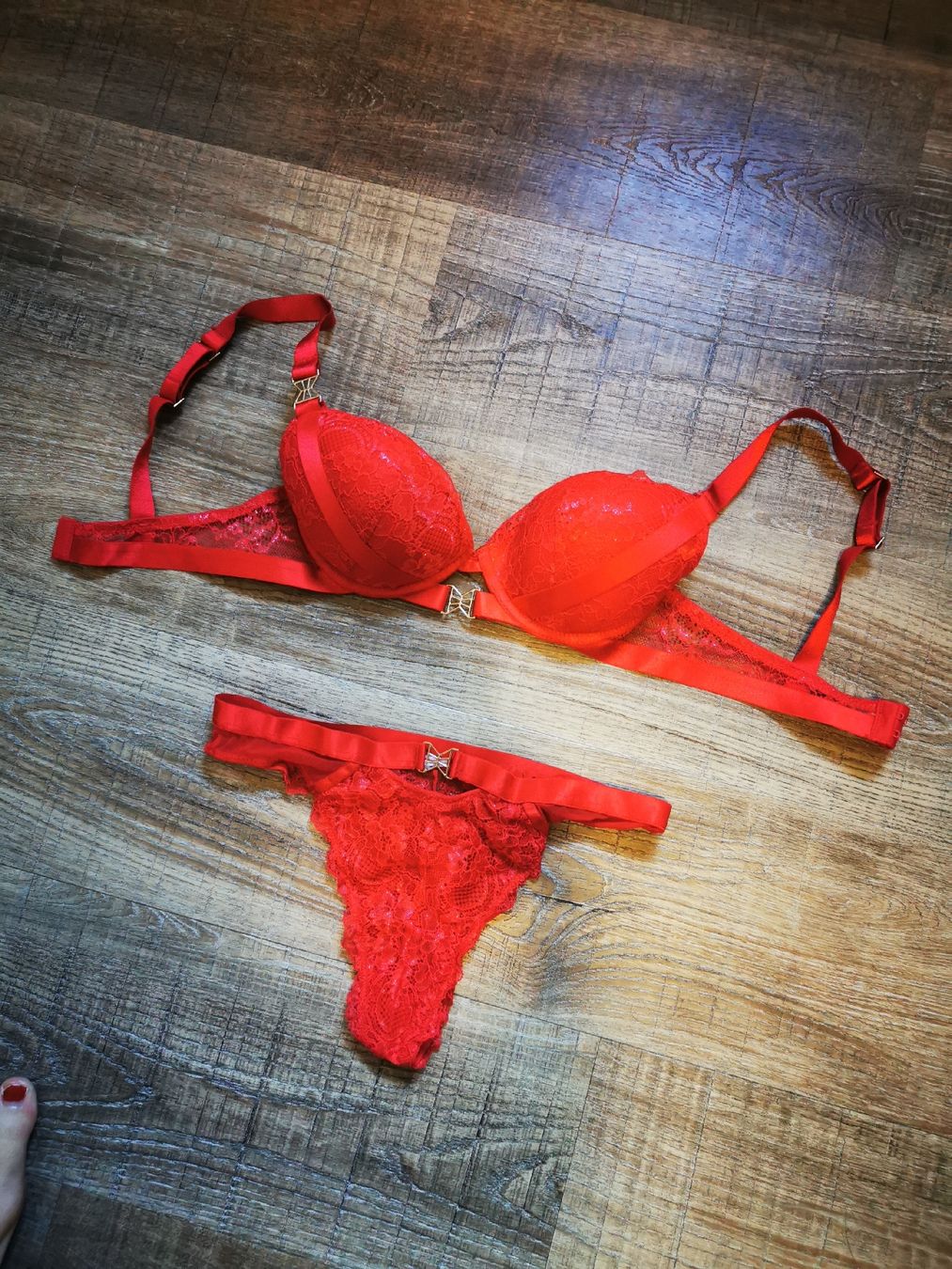 Sonstige Unterwäsche: Rotes Dessous-Set aus Spitze, BH 75C und String, Grösse s/M – Neu (gemäss Beschreibung) aus Balsthal von Leila_Luna