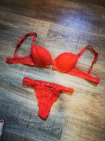 Rotes Dessous-Set aus Spitze, BH 75C und String, Grösse s/M