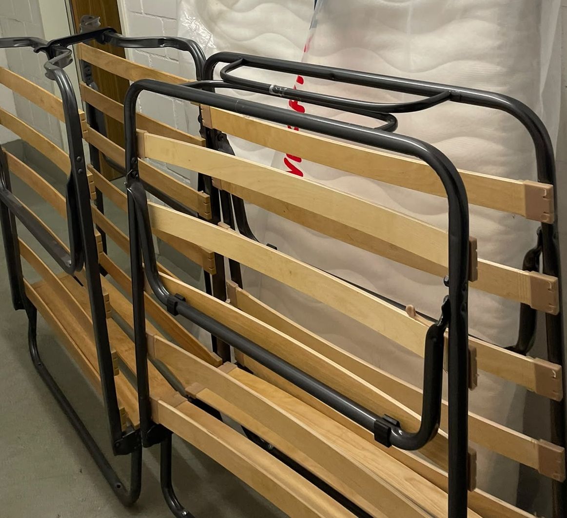 Betten: Klappbett 2 Stk + 1 Matratze – Gebraucht aus Schlieren von Disneylover 1