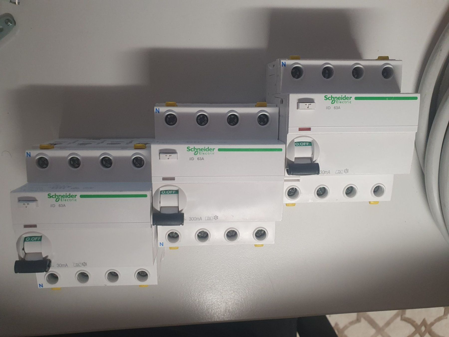 Schneider Interruttori: Schneider Electric A63 Fehlerstromschutz Schalter 63A FI 4P – Usato da Zürich venduto da Alibaba1234 1