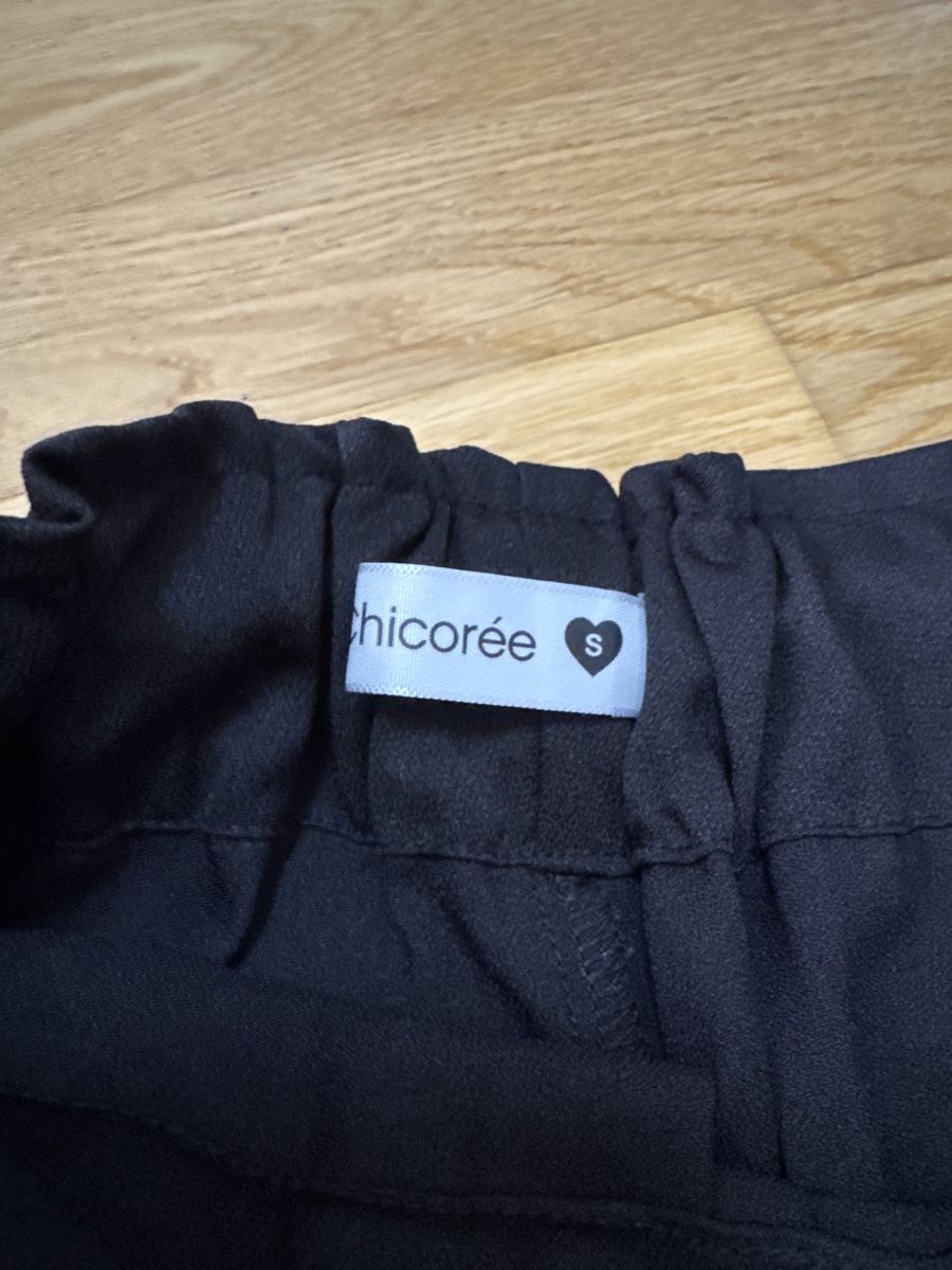Pantaloni: Schwarze Shorts Chicorée Grösse S mit Gummibund – Nuovo (secondo la descrizione) da Thun venduto da Vans_98 1
