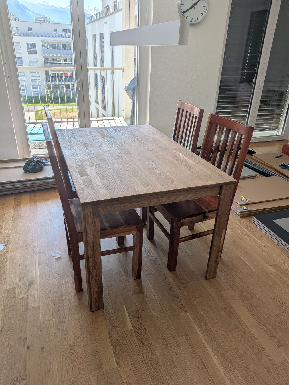 Set di tavolo e panche: Holztisch mit 4 Stühlen  – Usato da Schmitten FR venduto da Rapmar