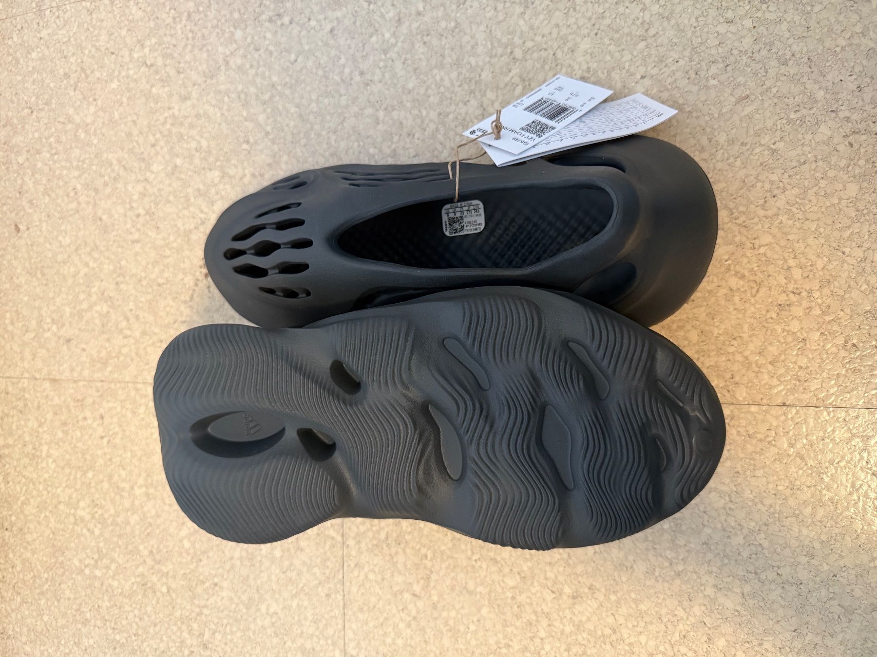 Scarpe da uomo: Yeeyz FOAM RNR Size 9 – Nuovo e nell'imballaggio originale da Bonaduz venduto da flula03