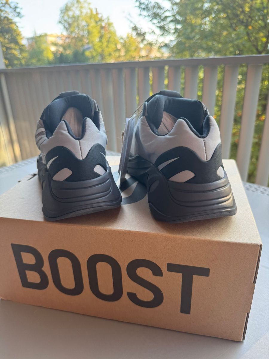 Adidas Scarpe da uomo: Yeezy 700 MNVN Metallic - New – Nuovo e nell'imballaggio originale da Luzern venduto da gil_9mdl 1