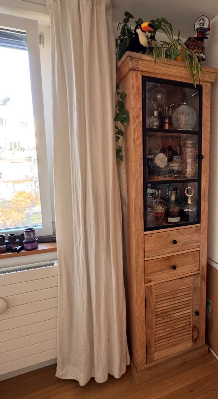 Vetrine: Vitrinenschrank aus massivem Mangoholz – Usato da Zürich venduto da DanPr