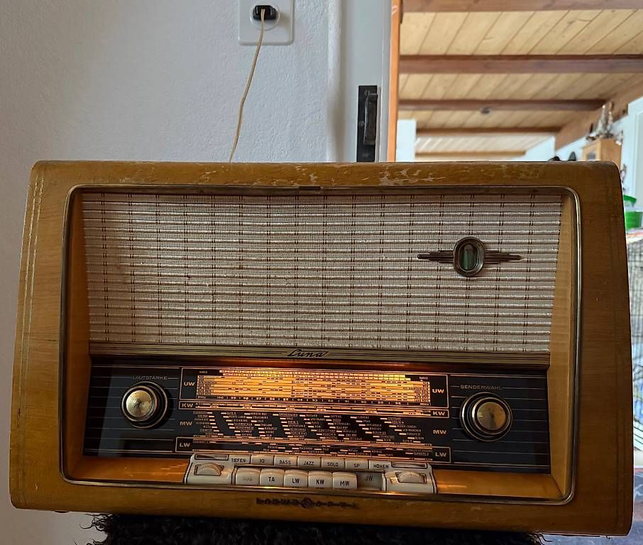 Radios: LOEWE UKW-Wellenradio – D'occasion à Wolfisberg par Santschi70