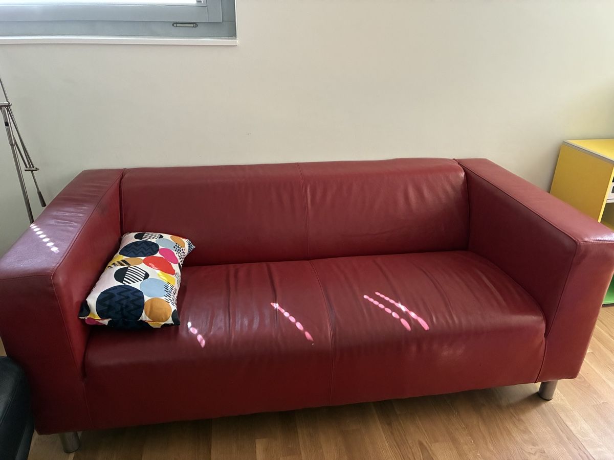Divani: Rotes Kunstledersofa – Usato da Langnau i. E. venduto da Noatheastronaut