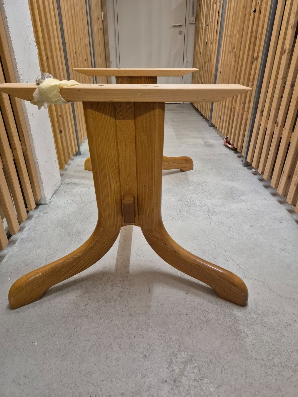 Set di tavolo e panche: Hellbrauner Holztisch, sehr massiv, 100 x 200cm, ausziehbar – Usato da Winterthur venduto da flo8404 3