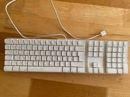 Clavier Apple filaire disposition suisse (CH FR/DE)