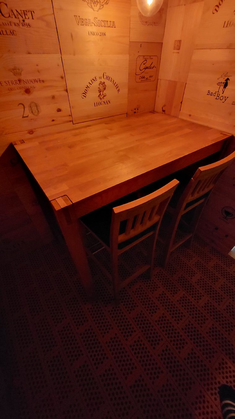 Tavoli: Holztisch (Bartisch) mit 4 Stühlen – Usato da Obergösgen venduto da Tatzelwurm